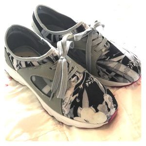 Cushion Walk sneakers sz8 (seem to fit bigger)